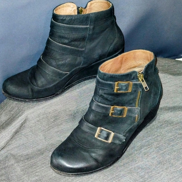 ERIC MICHAEL "LENA" BLACK LEATHER WEDGE ANKLE BOOTS W/ BUCKLE ACCENTS ~ SIZE 39 - Picture 2 of 13